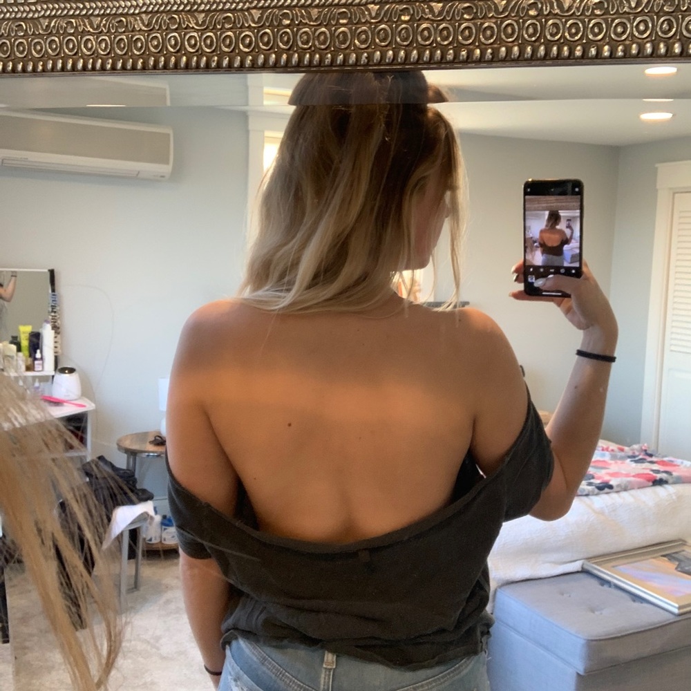 BACKLESS GRAPHIC T